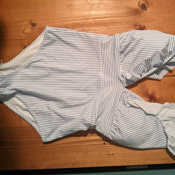 Bathing suits - Picture 3 of 3